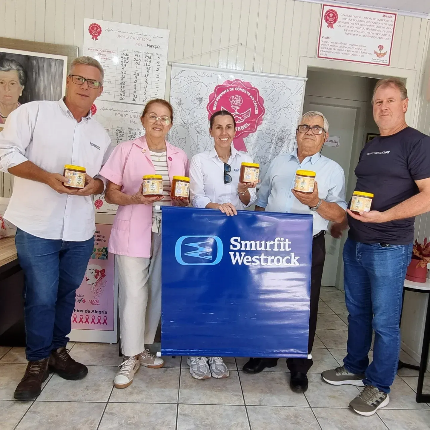 Rede Feminina de Combate ao Câncer recebe doação de mel da Smurfit Westrock