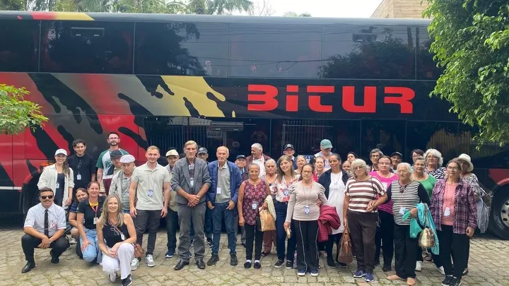 Idosos de União da Vitória vivenciam passeio especial com viagem de trem até Morretes