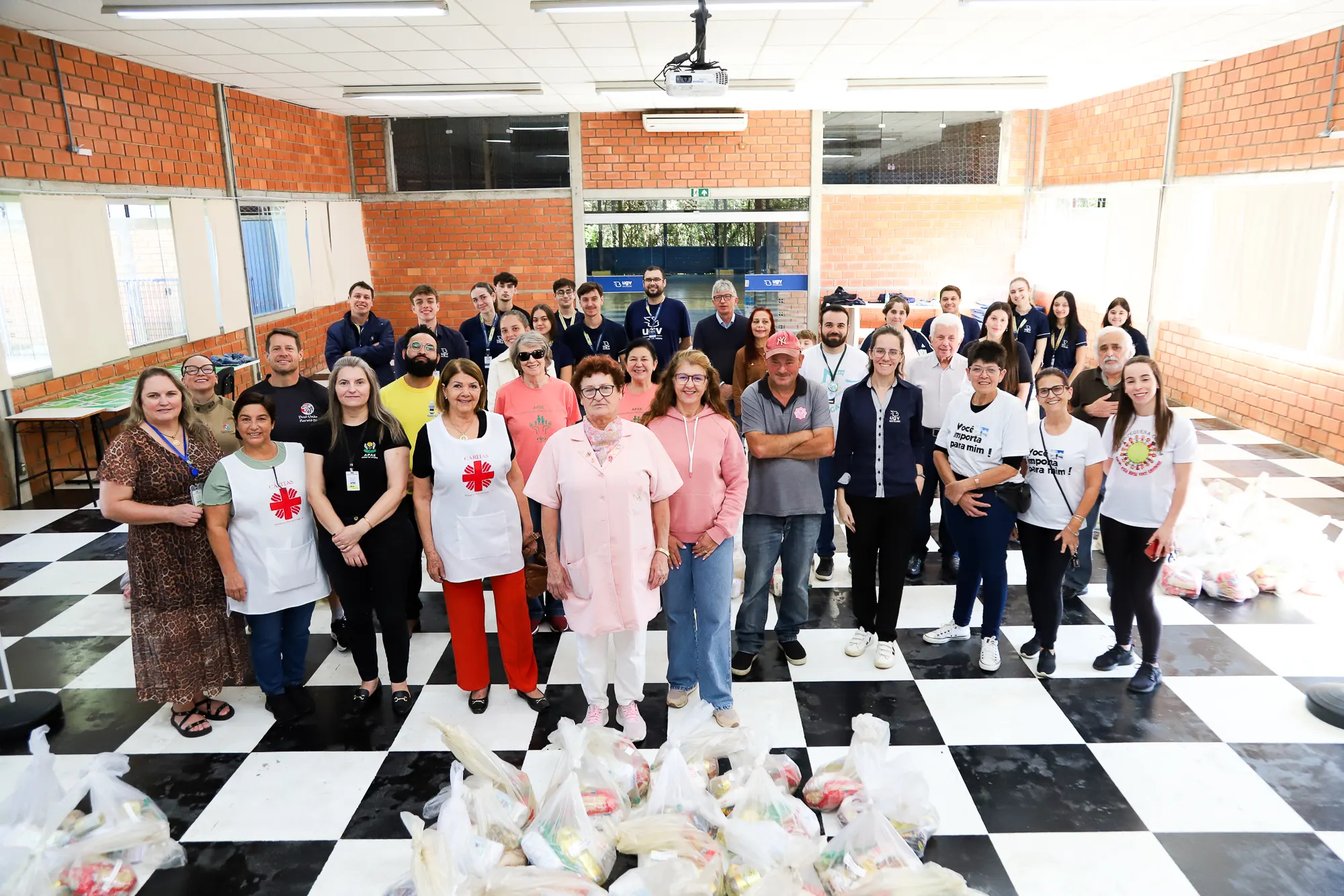 UGV entrega alimentos arrecadados durante Festa à Fantasia 