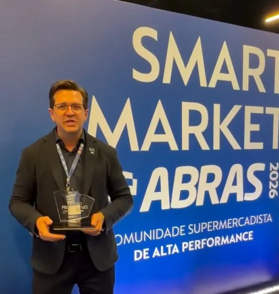 Clemente Bahniuk é eleito CEO do Ano no Prêmio Profissionais do Ano ABRAS 2026