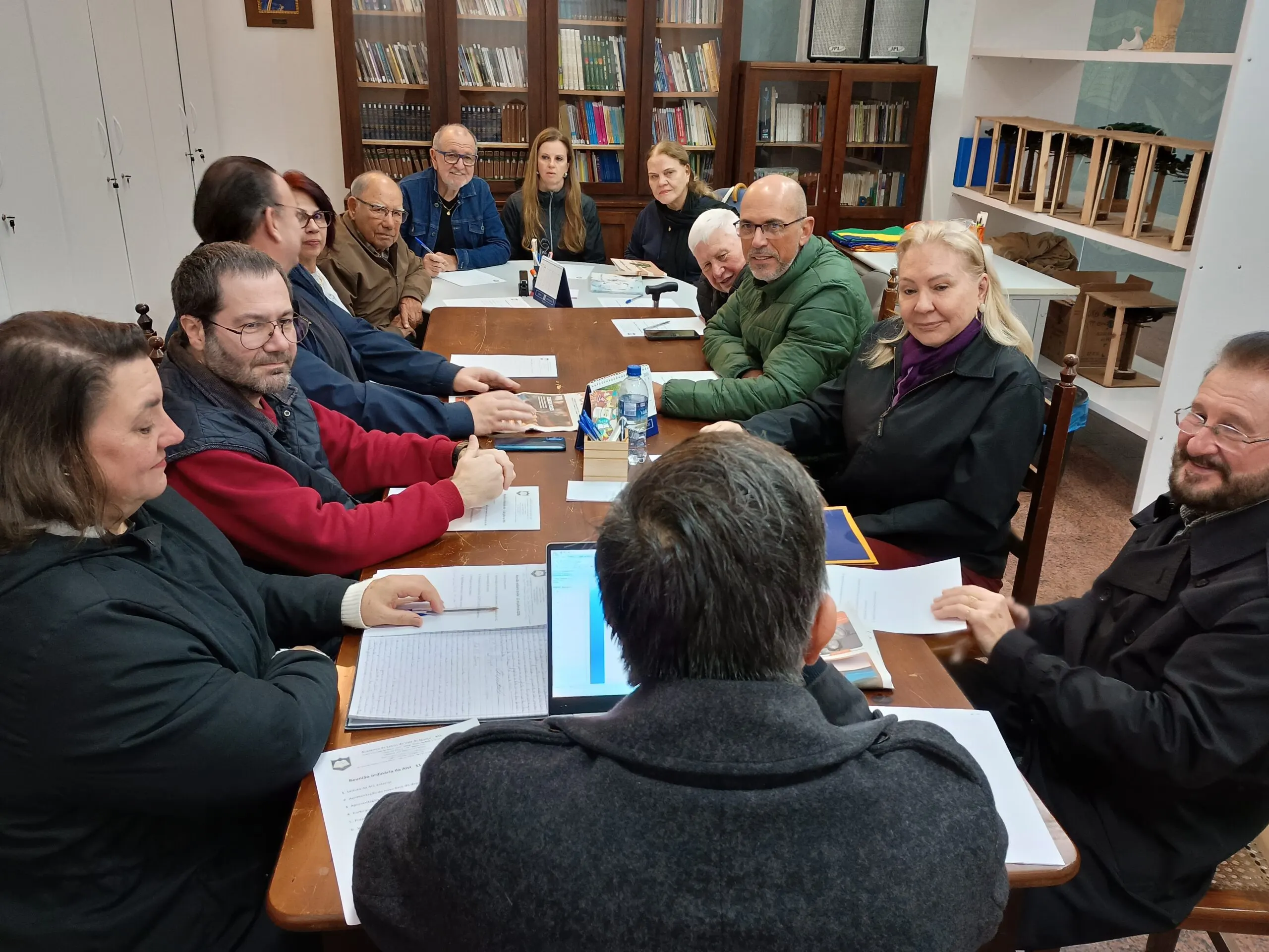 Alvi Reúne Membros em Sessão Mensal e Presta Homenagem Literária