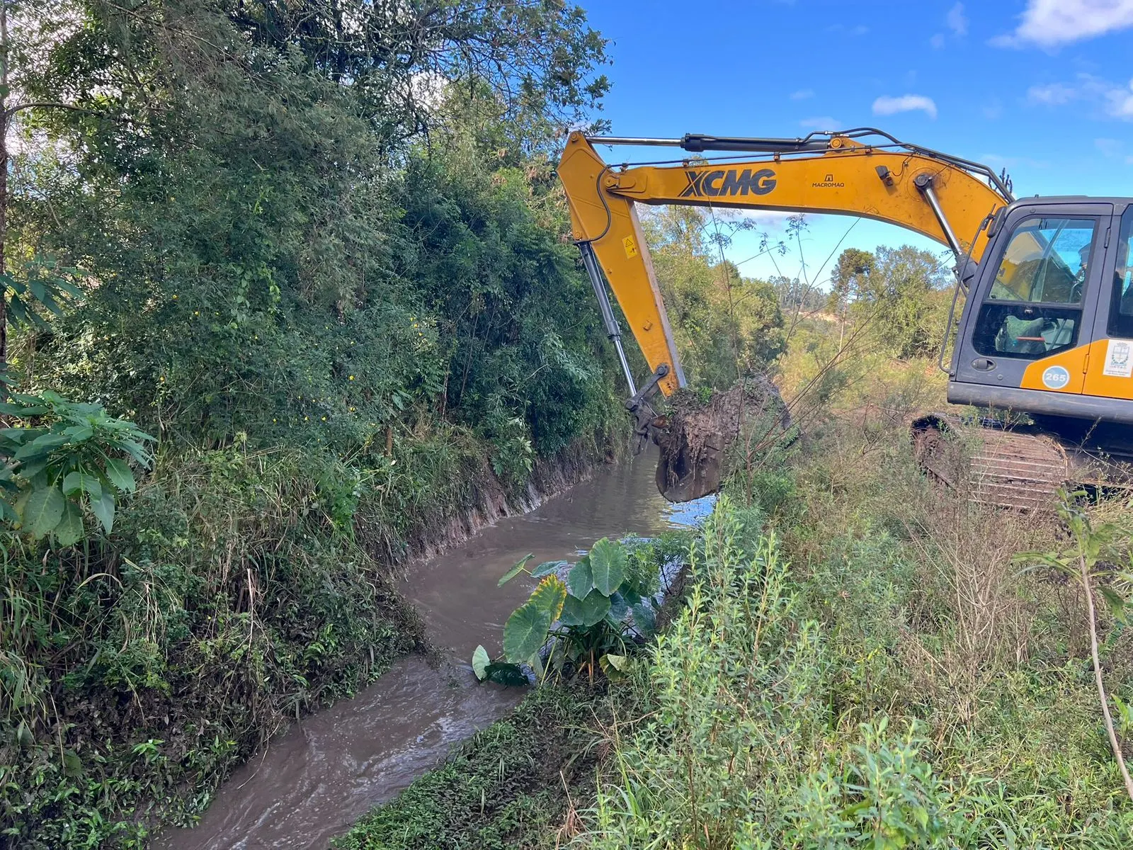 Prefeitura de Porto União intensifica limpeza de valas e bueiros para prevenir alagamentos 