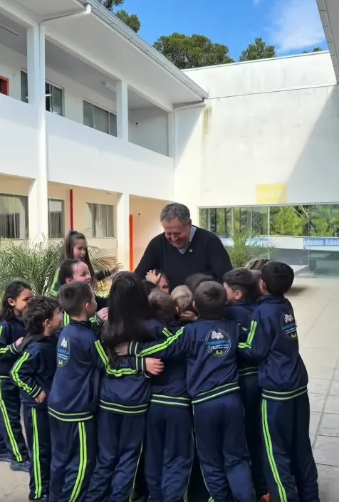 Alunos da Rede Municipal de Irineópolis recebem novos uniformes escolares 