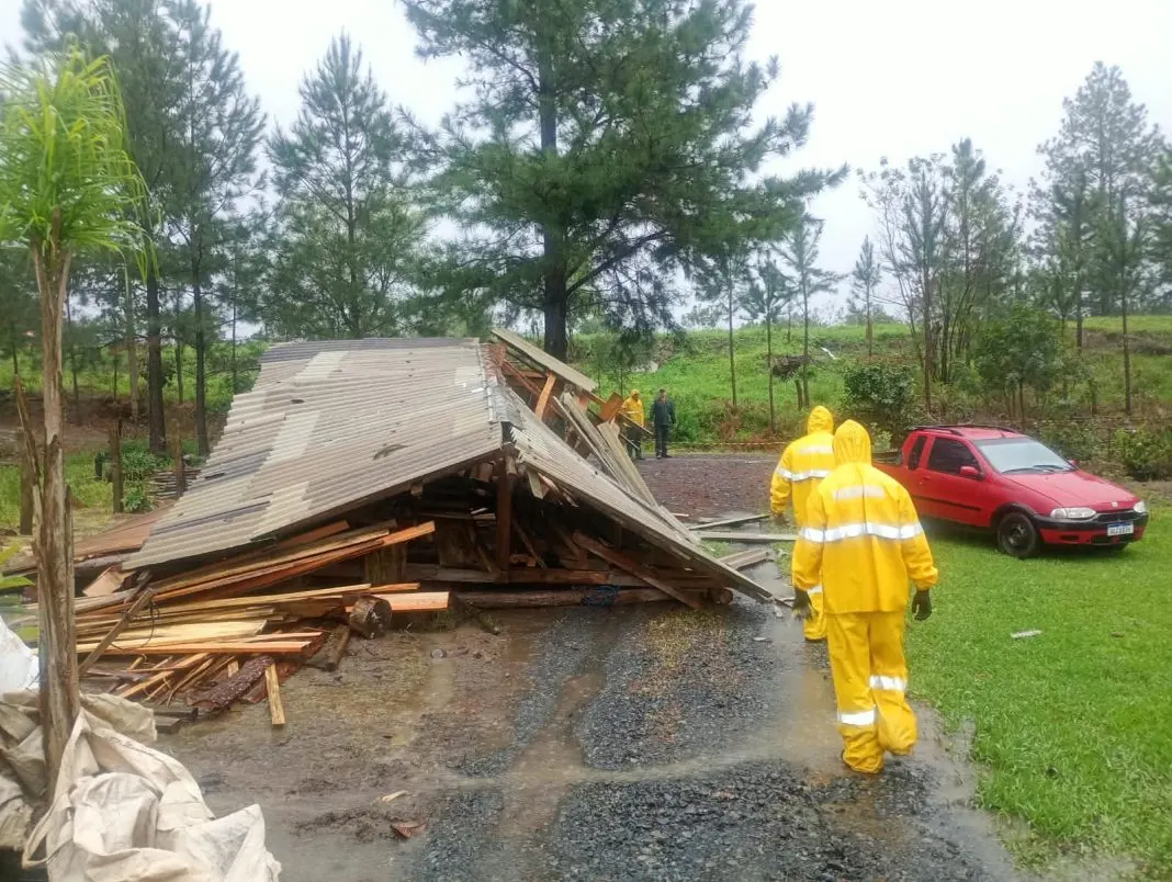 Granizo atinge Paula Freitas e possível tornado em Três Barras