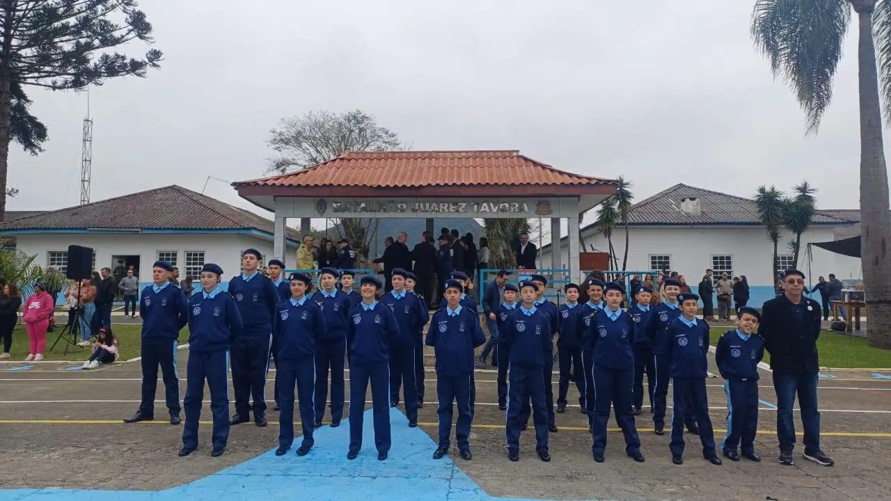 Alunos da ECIM participam de formatura em homenagem ao Dia do Soldado 