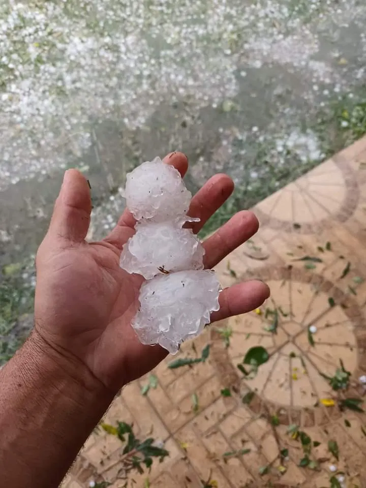 Chuva de granizo atinge União da Vitória e Porto União; formato das pedras chama a atenção 