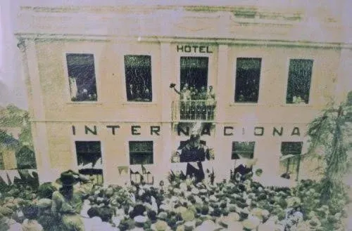 Fim de uma era: Hotel Internacional é demolido após um século de história