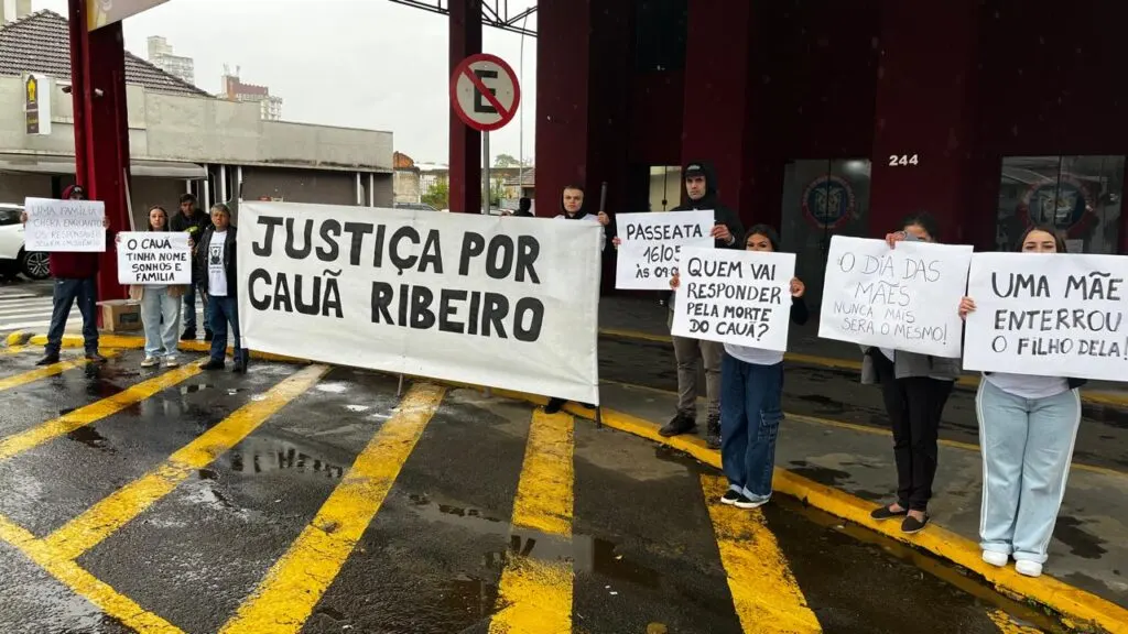 Família realiza manifestação por esclarecimentos sobre morte de jovem 