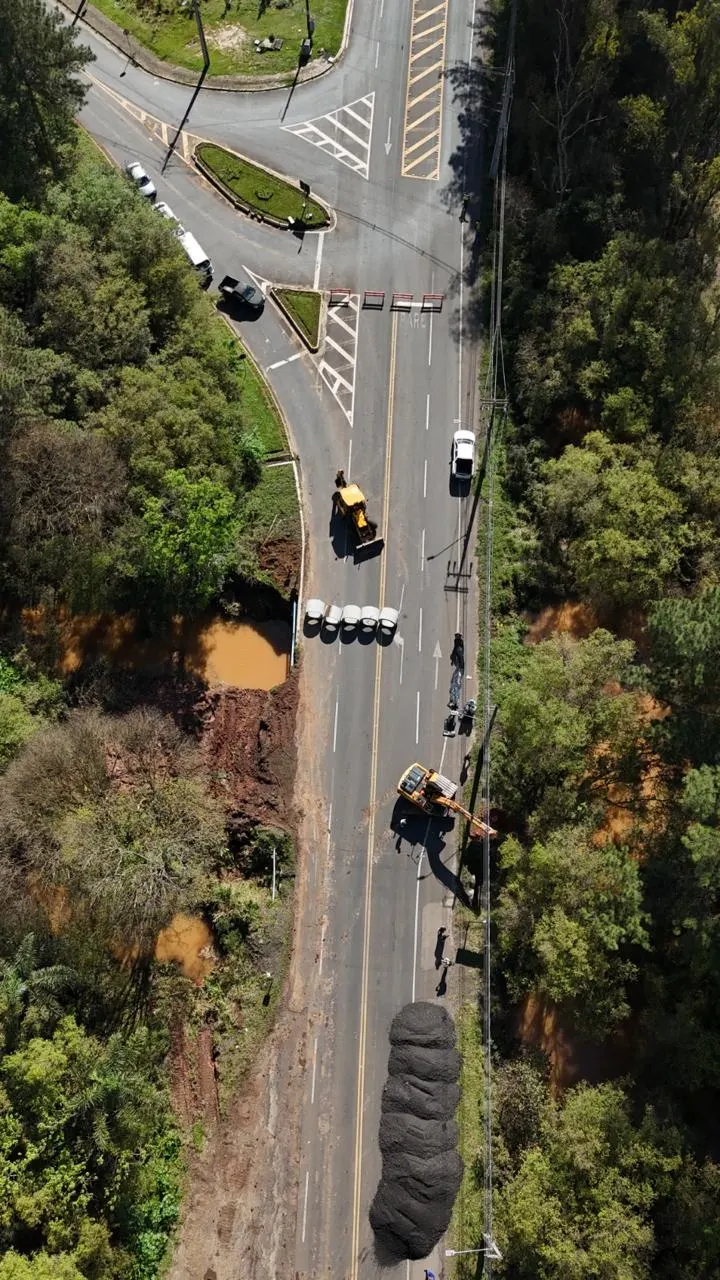 Prefeitura realiza obra para melhorar escoamento de água no Cristo Rei
