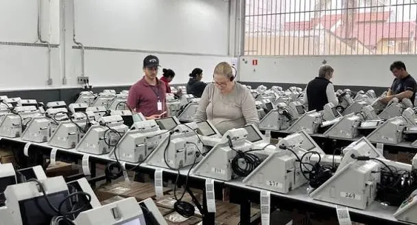 Justiça Eleitoral prepara urnas para as Eleições 2026 e confirma 688 candidaturas em Santa Catarina