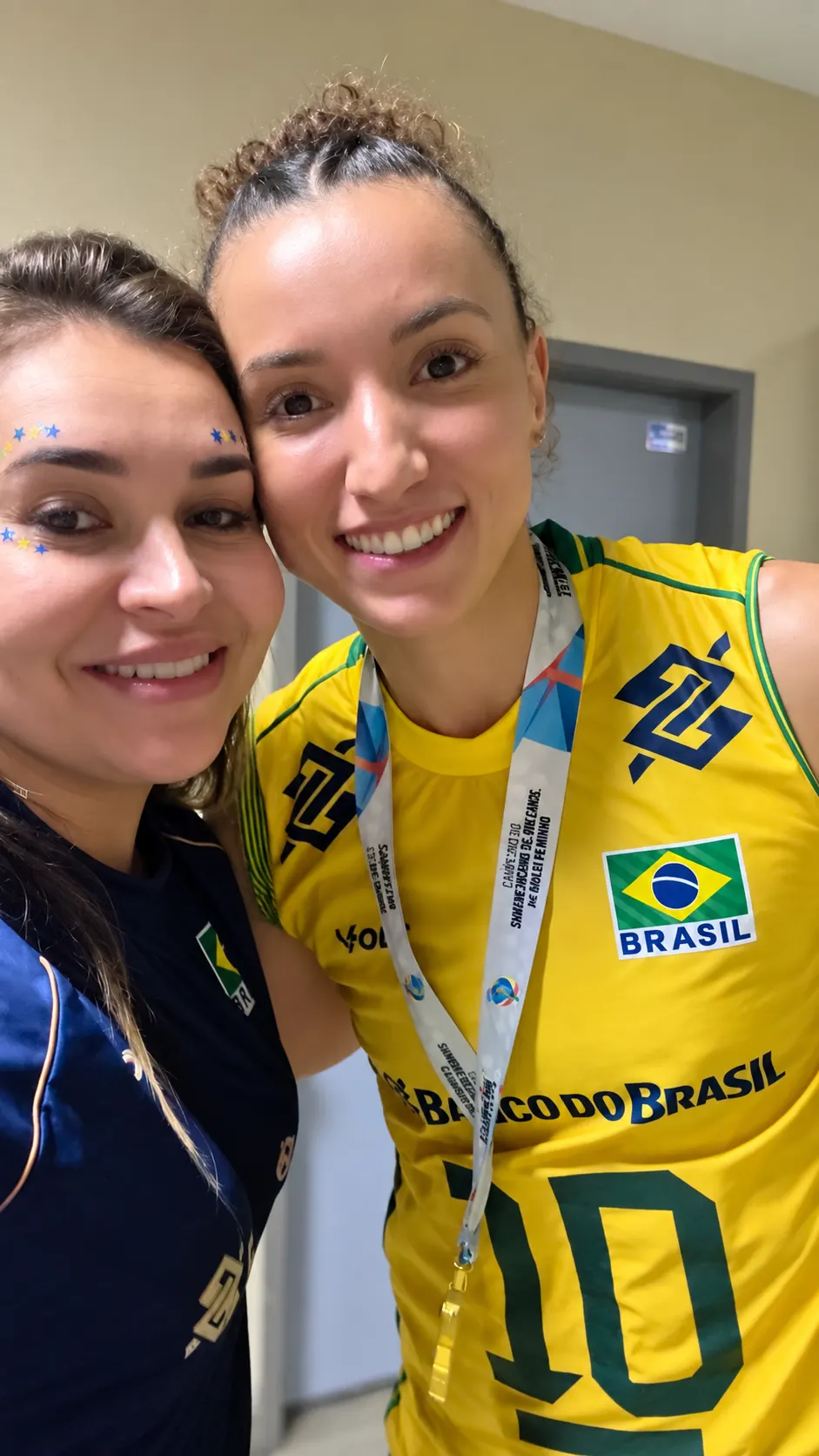 De um cartaz a um sonho realizado: Bruna vive dia de repórter ao lado das estrelas do vôlei