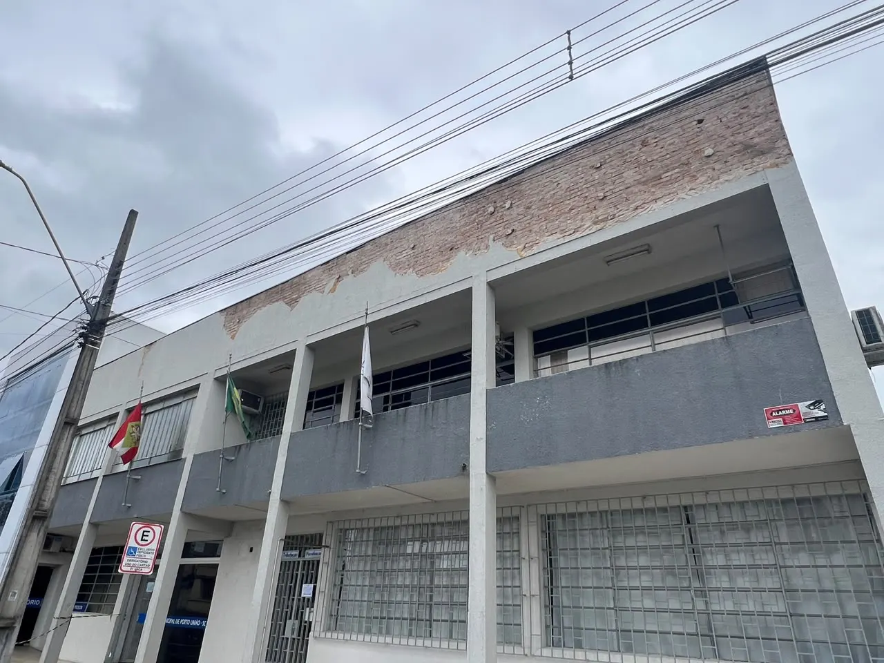 Fachada da Prefeitura de Porto União passa por reparos emergenciais 