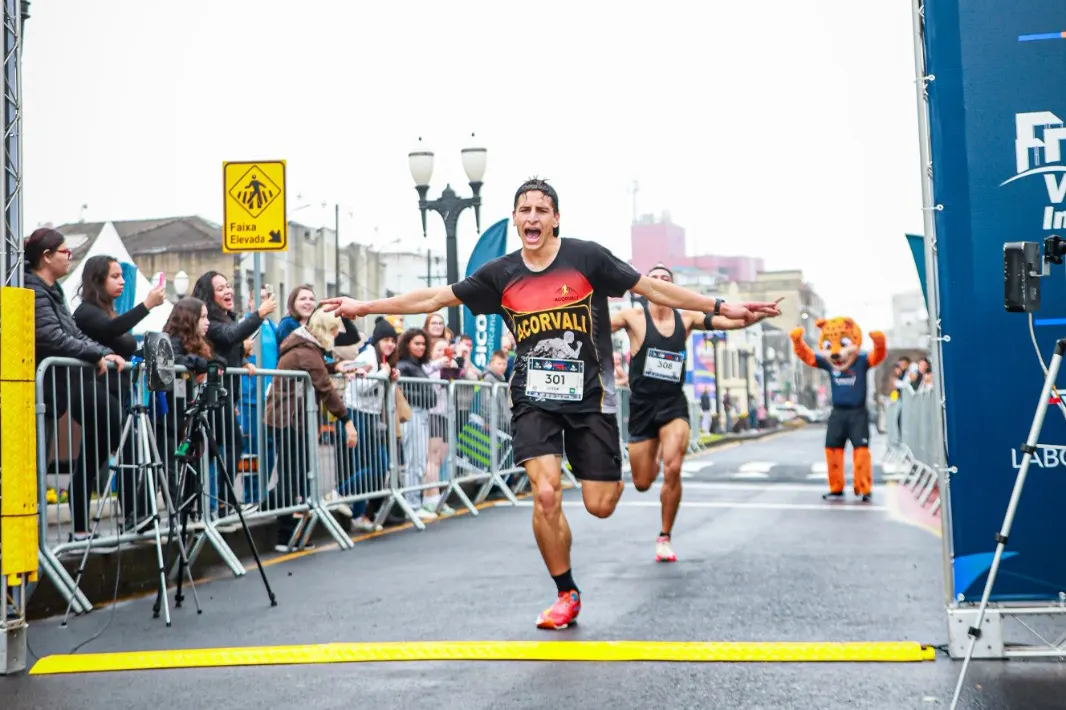 Vitor Girardi e Rosely Kaczorowski vencem na 1ª edição da Corrida Gêmeas do Iguaçu